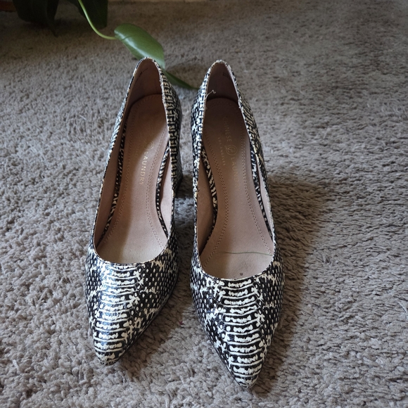 Elegant Black and White Women's Pumps - Picture 6 of 6